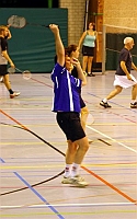  HE: Veel volk op de court?  Dringend telefoontje? Toch speelt den Yves een sjieke single!