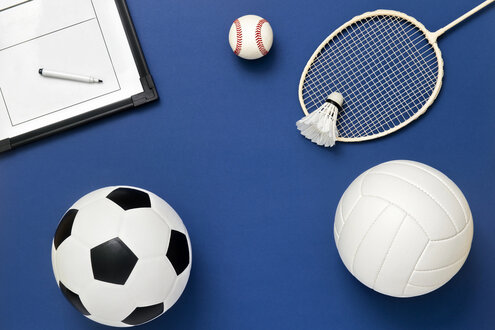 Badmintontrainer die uitleg geeft in de sporthal