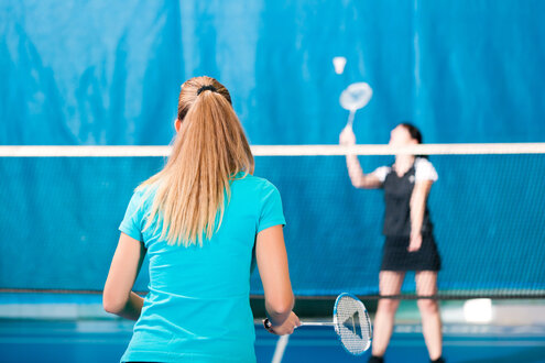Badmintonners die het nieuwe seizoen starten in de sporthal