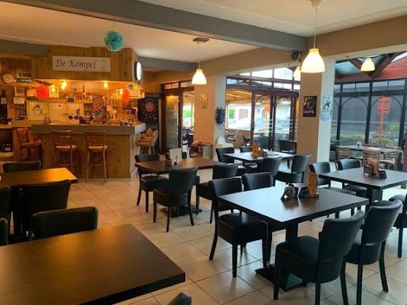 Cafetaria met zicht op een sportzaal