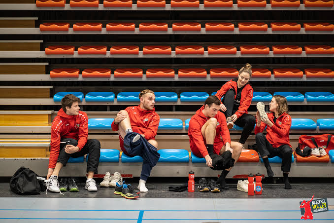 Tribune met stoelen langs een sportveld