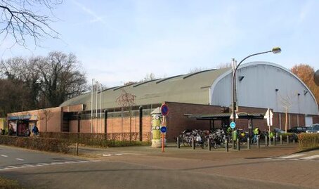 Badmintonspelers op het veld in een sporthal