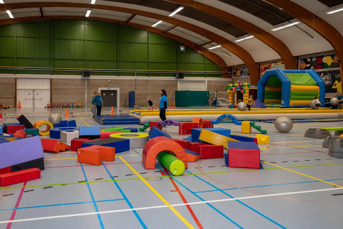 Grote sporthal met verschillende sportvelden